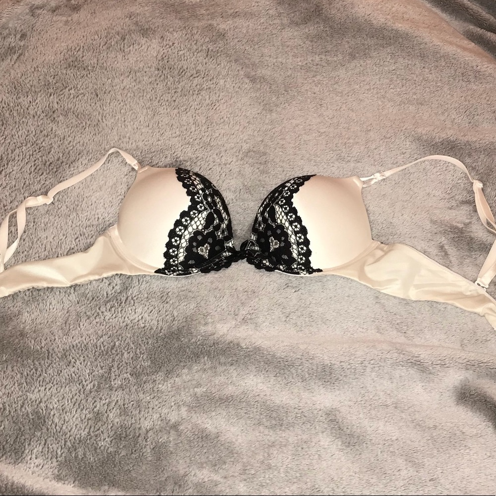 34 A Victoria secret miraculous plunge bra